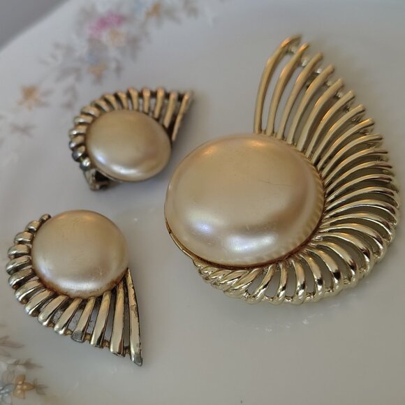 Vtg Pearl Art Deco Style Brooch & Clip Earrings Jewelry Set Signed Sarah Cov. - Picture 3 of 6